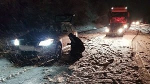 A rendrk is dobtak egy htast: hban, sttben, az autplyn cserlte le a nyri gumikat a sofr